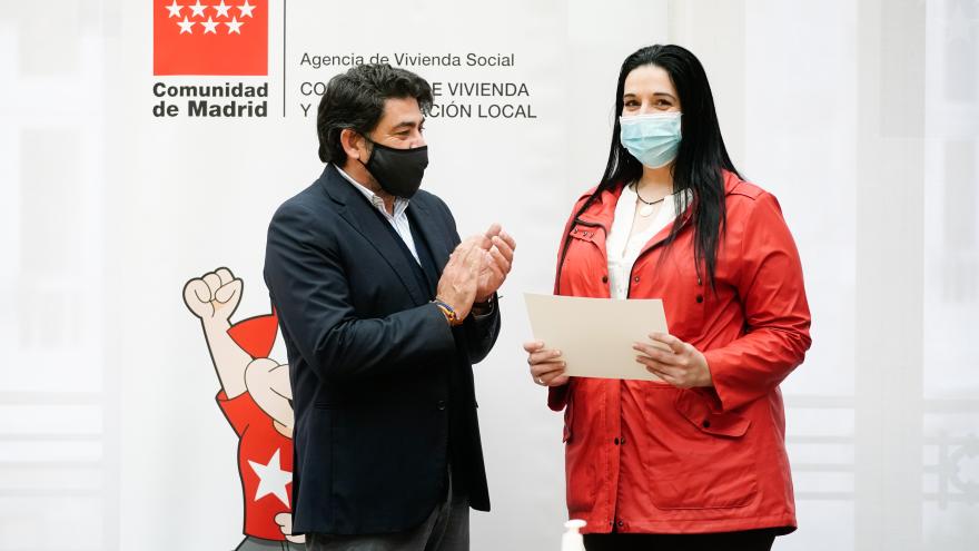 David Pérez entrega los diplomas de los Premios Una imagen y algunas palabras