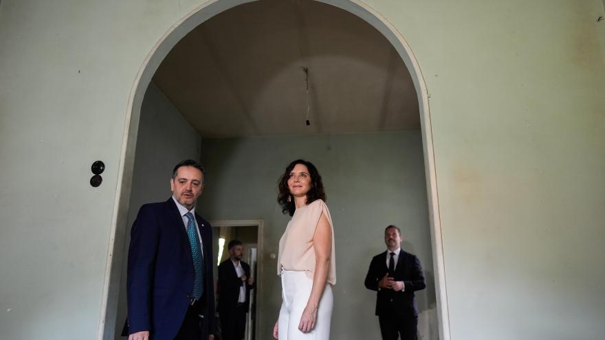 La presidenta Isabel Díaz Ayuso durante su visita a Velintonia