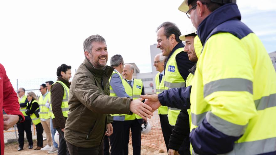 García Martín y Novillo visitan en Cobeña las obras de construcción del nuevo Parque de Bomberos Los consejeros Miguel Ángel García Martín y Carlos Novillo durante su visita al inicio de las obras