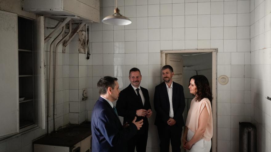 La presidenta Isabel Díaz Ayuso durante su visita a Velintonia