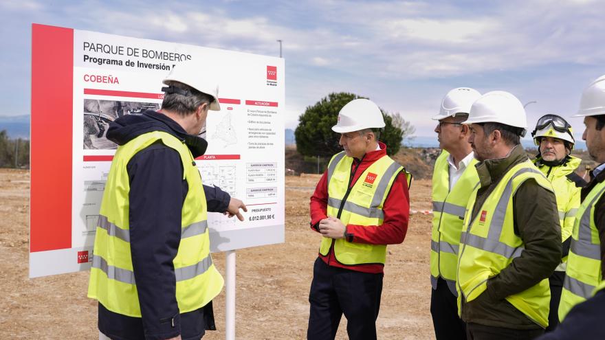 García Martín y Novillo visitan en Cobeña las obras de construcción del nuevo Parque de Bomberos Los consejeros Miguel Ángel García Martín y Carlos Novillo durante su visita al inicio de las obras