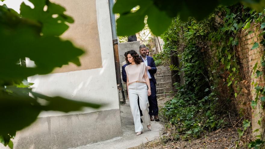 La presidenta Isabel Díaz Ayuso durante su visita a Velintonia