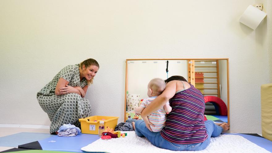 La consejera Ana Dávila durante su visita a la Residencia pública de Primera Infancia Rosa