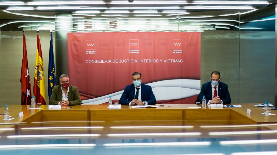 La Comunidad de Madrid pacta con los sindicatos las nuevas condiciones laborales en los Cuerpos de Bomberos y de Agentes Forestales de la región