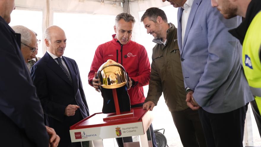 García Martín y Novillo visitan en Cobeña las obras de construcción del nuevo Parque de Bomberos Los consejeros Miguel Ángel García Martín y Carlos Novillo durante su visita al inicio de las obras