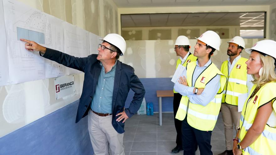 El consejero Emilio Viciana ha visitado el IES Gloria Fuertes de Alcobendas