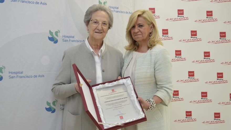 La directora general de Madrid Excelente, Irene Navarro, entrega la placa acreditativa a la presidenta del Consejo de Administración 