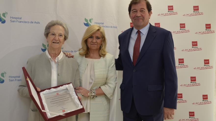 La directora general de Madrid Excelente, Irene Navarro, entrega la placa acreditativa a la presidenta del Consejo de Administración 