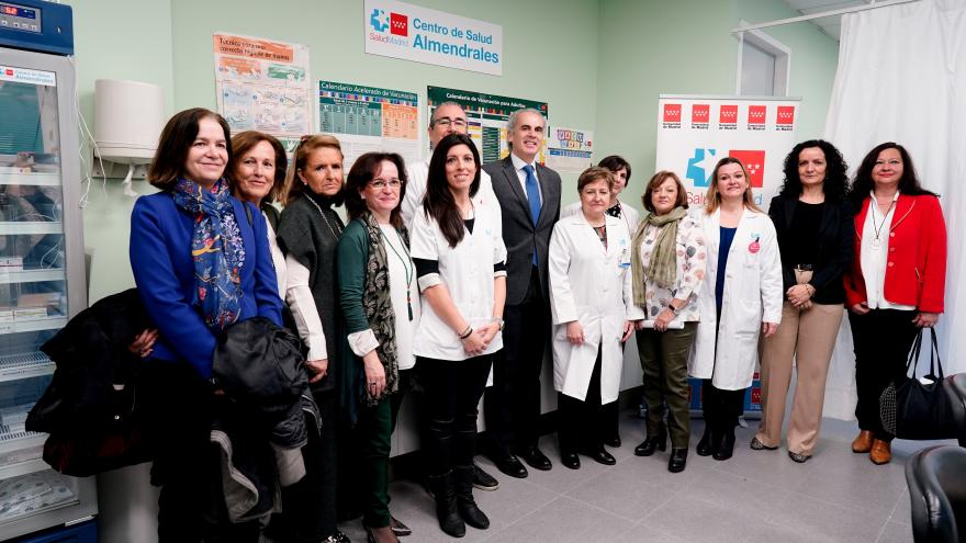 El consejero de Sanidad, Ruíz Escudero, ha acudido al Centro de Salud Almendrales 