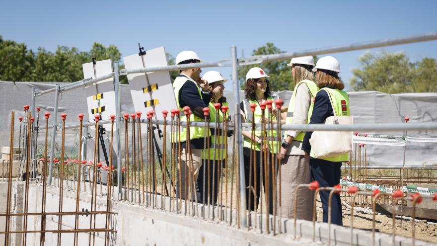 La presidenta Isabel Díaz Ayuso durante su visita a las obras de construcción del nuevo Centro de Salud Cerro de los Gamos