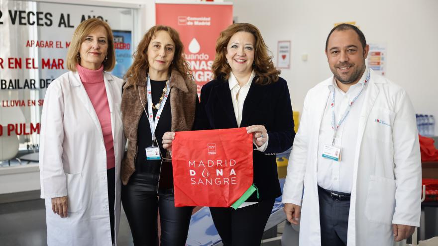 La consejera Fátima Matute durante su visita al Centro de Transfusión