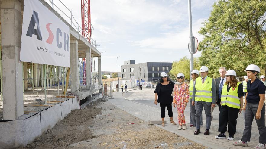 La consejera Fátima Matute durante su visita a la construcción del nuevo Centro de Salud Valdemoro 3