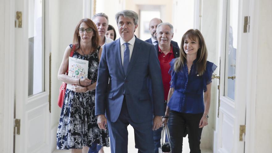 El presidente madrileño, Ángel Garrido, ha firmado hoy con los agentes sociales el primer acuerdo para empleados públicos de los últimos 14 años