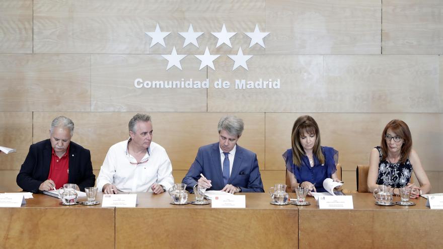 El presidente madrileño, Ángel Garrido, ha firmado hoy con los agentes sociales el primer acuerdo para empleados públicos de los últimos 14 años