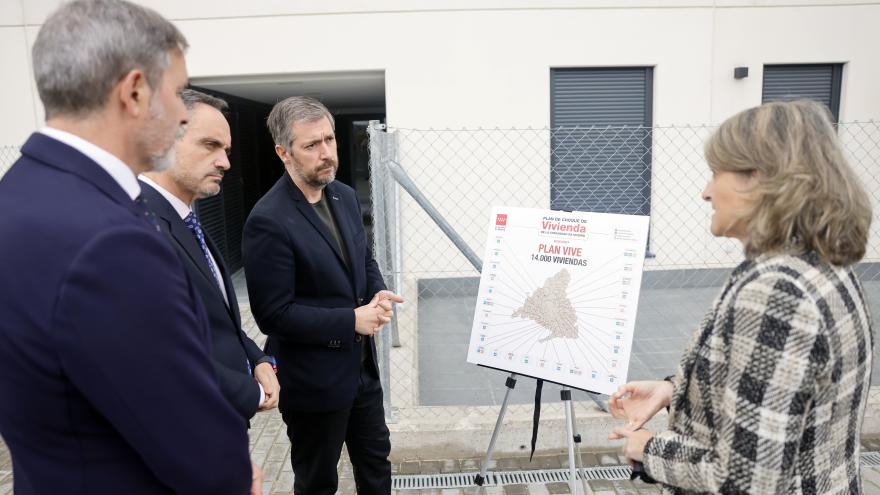 García Martín entrega en Móstoles las llaves a los inquilinos de nuevas viviendas del Plan Vive El consejero Miguel Ángel García Martín durante la entrega