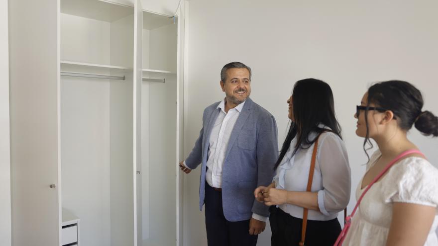El consejero Jorge Rodrigo durante la entrega en Getafe de las llaves de nuevas viviendas del Plan Vive
