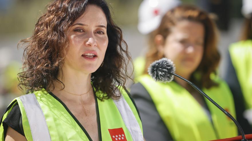 La presidenta Isabel Díaz Ayuso durante su visita a las obras de construcción del nuevo Centro de Salud Cerro de los Gamos