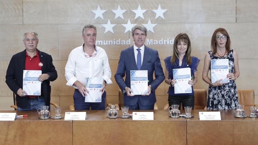 El presidente madrileño, Ángel Garrido, ha firmado hoy con los agentes sociales el primer acuerdo para empleados públicos de los últimos 14 años