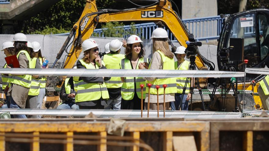 La presidenta Isabel Díaz Ayuso durante su visita a las obras de construcción del nuevo Centro de Salud Cerro de los Gamos