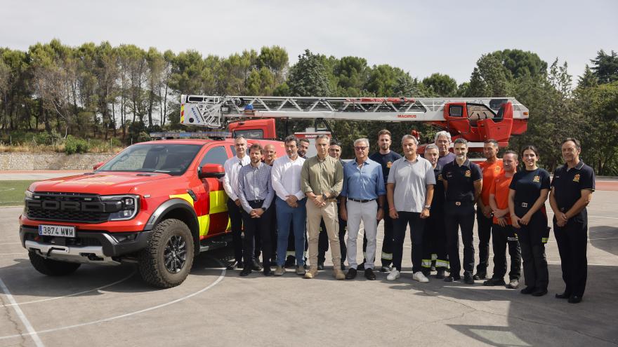 El consejero Carlos Novillo en la demostración de conducción segura de Carlos Sainz con uno de los nuevos todoterrenos del Cuerpo de Bomberos