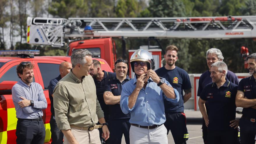 El consejero Carlos Novillo en la demostración de conducción segura de Carlos Sainz con uno de los nuevos todoterrenos del Cuerpo de Bomberos