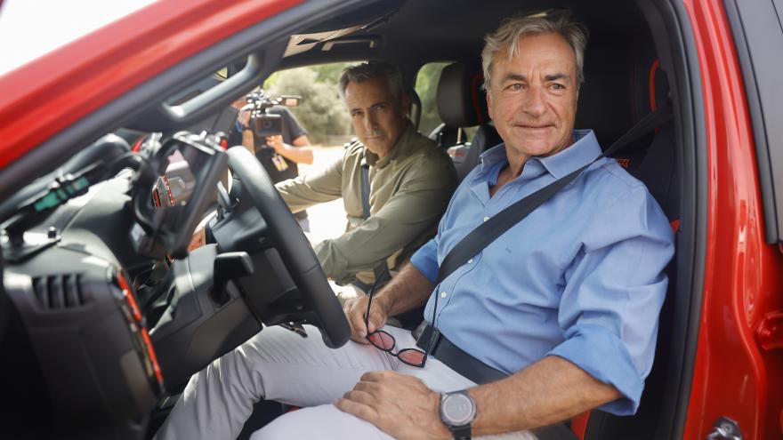 El consejero Carlos Novillo en la demostración de conducción segura de Carlos Sainz con uno de los nuevos todoterrenos del Cuerpo de Bomberos