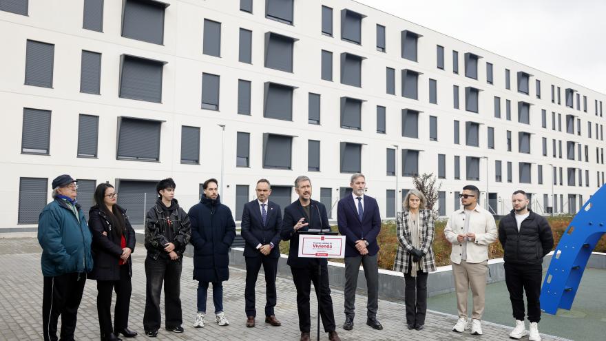 García Martín entrega en Móstoles las llaves a los inquilinos de nuevas viviendas del Plan Vive El consejero Miguel Ángel García Martín durante la entrega