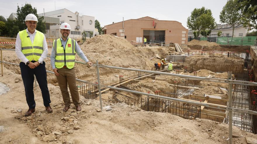 El consejero Miguel Ángel García Martín durante su visita en Sevilla la Nueva a actuaciones del PIR
