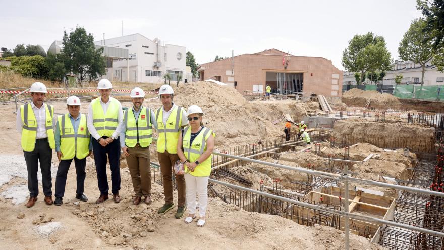 El consejero Miguel Ángel García Martín durante su visita en Sevilla la Nueva a actuaciones del PIR