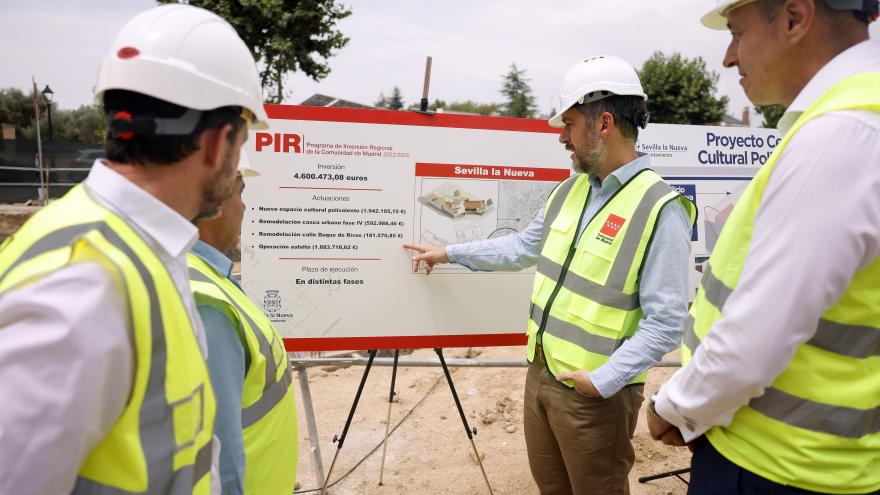 El consejero Miguel Ángel García Martín durante su visita en Sevilla la Nueva a actuaciones del PIR