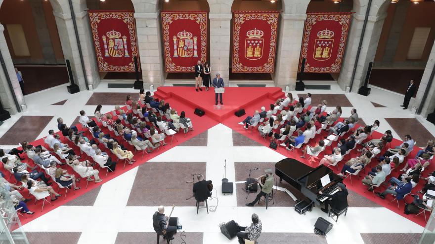 El presidente de la Comunidad de Madrid, Ángel Garrido, ha entregado hoy a Luz Casal la Medalla Internacional de las Artes de la Comunidad de Madrid, un reconocimiento al mérito de figuras e instituciones de relevancia internacional en el campo de la cult