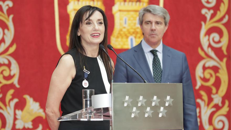 El presidente de la Comunidad de Madrid, Ángel Garrido, ha entregado hoy a Luz Casal la Medalla Internacional de las Artes de la Comunidad de Madrid, un reconocimiento al mérito de figuras e instituciones de relevancia internacional en el campo de la cult