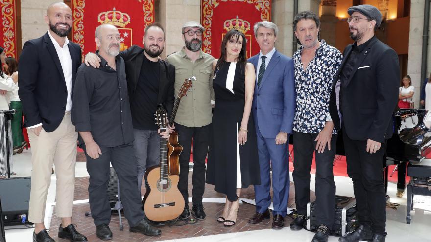 El presidente de la Comunidad de Madrid, Ángel Garrido, ha entregado hoy a Luz Casal la Medalla Internacional de las Artes de la Comunidad de Madrid, un reconocimiento al mérito de figuras e instituciones de relevancia internacional en el campo de la cult