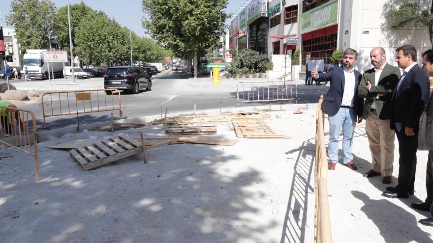 Pedro Rollán visitando las obras de rehabilitación integral del polígono Európolis, en el municipio de Las Rozas de Madrid