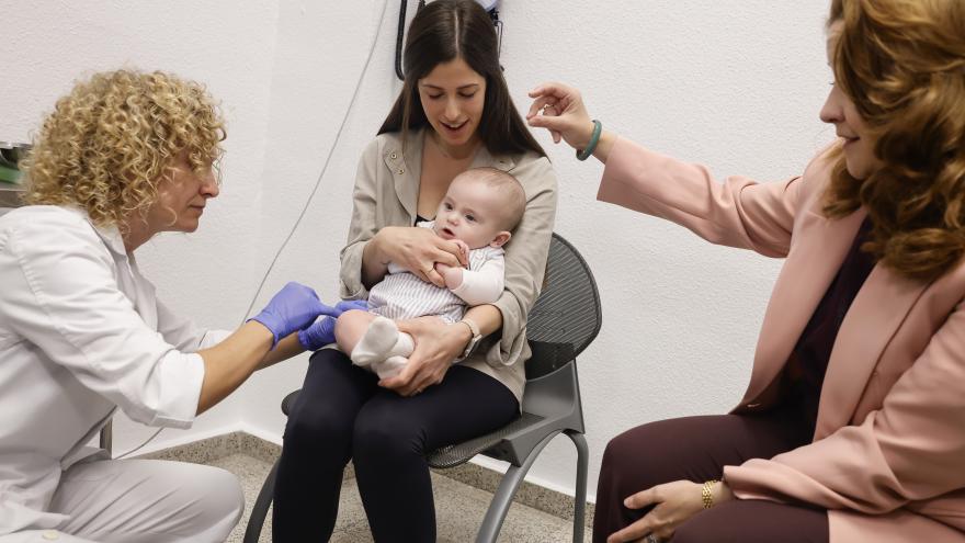 Matute supervisa el inicio de la campaña de vacunación de la gripe La consejera Fátima Matute en el inicio de la campaña de vacunación de la gripe