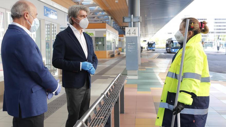 Garrido con a los profesionales de la red de autobuses de transporte público