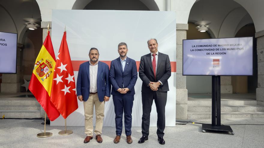 Los consejeros Miguel Ángel García Martín y Miguel López-Valverde durante su reunión con el alcalde de Cenicientos