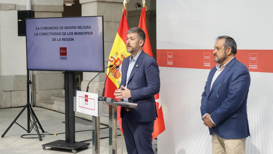 Los consejeros Miguel Ángel García Martín y Miguel López-Valverde durante su reunión con el alcalde de Cenicientos