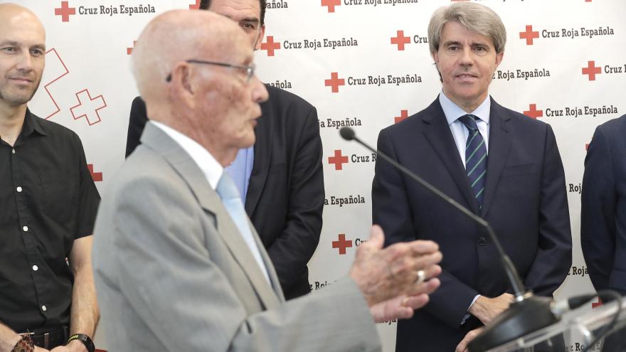 Garrido durante su visita a la Cruz Roja