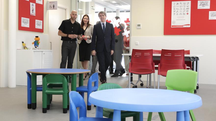 Garrido durante su visita a la Cruz Roja