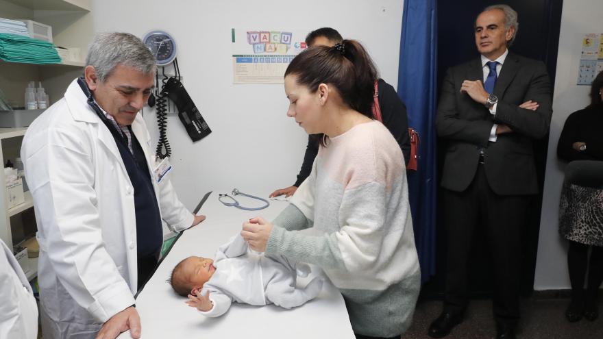 El consejero de Sanidad acude a una Consulta de atención al recién nacido 