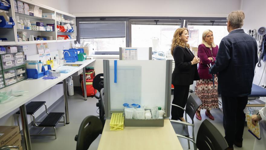 Matute visita el Centro de Salud Collado Villalba Pueblo La consejera Fátima Matute durante su visita al Centro de Salud Collado Villalba Pueblo
