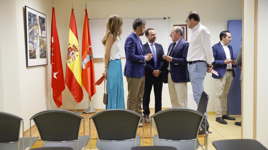 El consejero Miguel Ángel García Martín durante su visita en Guadarrama a la nueva Oficina de Justicia en el Municipio