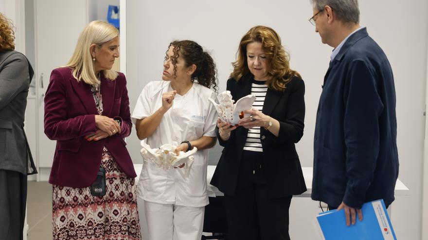 Matute visita el Centro de Salud Collado Villalba Pueblo La consejera Fátima Matute durante su visita al Centro de Salud Collado Villalba Pueblo