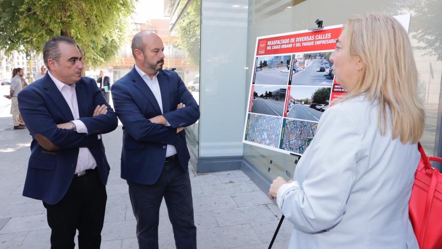 El presidente en funciones de la Comunidad ha visitado las obras de mejora y asfaltado recién concluidas en San Fernando de Henares 