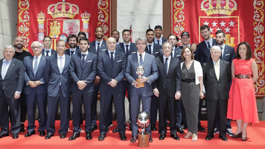 El presidente regional ha recibido en la Real Casa de Correos a los jugadores, cuerpo técnico y directivos tras su victoria en Vitoria