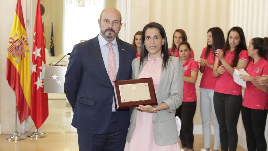 El presidente en funciones de la Comunidad de Madrid, Pedro Rollán, ha recibido hoy en la Real Casa de Correos a las jugadoras y el equipo técnico del Club Deportivo Tacón tras su reciente ascenso a la Liga Iberdrola