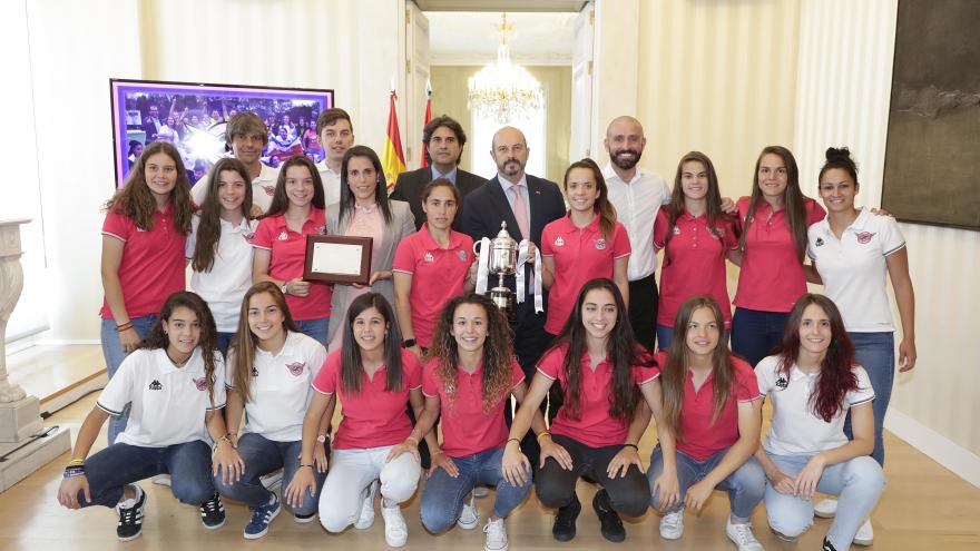 El presidente en funciones de la Comunidad de Madrid, Pedro Rollán, ha recibido hoy en la Real Casa de Correos a las jugadoras y el equipo técnico del Club Deportivo Tacón tras su reciente ascenso a la Liga Iberdrola