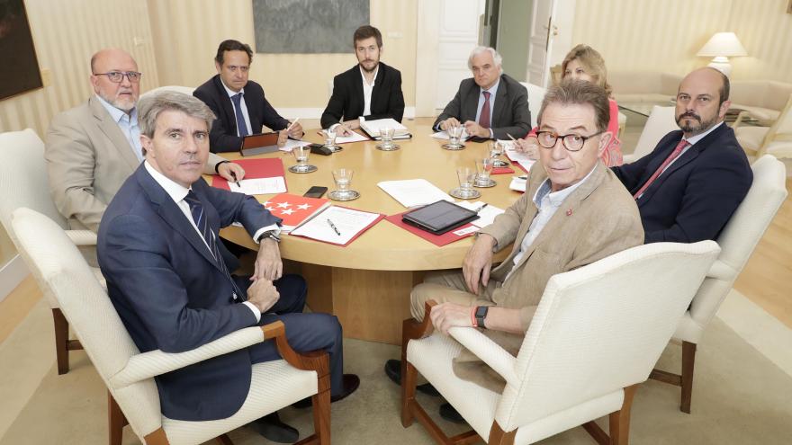 El presidente regional, Ángel Garrido, firma la prórroga de la Estrategia Madrid por el Empleo con los sindicatos UGT, CC OO y la patronal CEIM El presidente regional, Ángel Garrido, firma la prórroga de la Estrategia Madrid por el Empleo con los sindicatos UGT, CC OO y la patronal CEIM