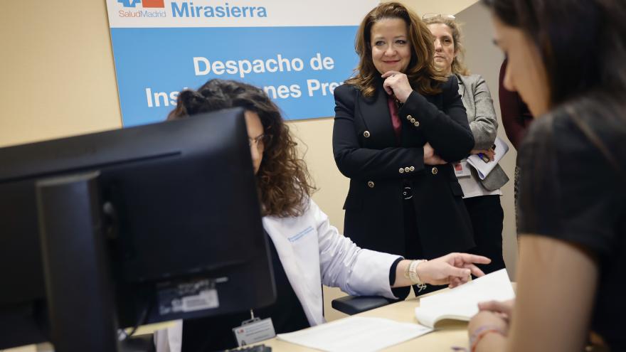 La consejera Fátima Matute durante su visita al Centro de Salud Mirasierra